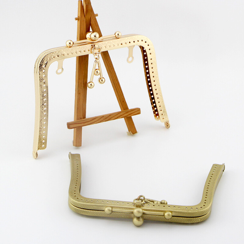 K622 hosszúlábú 16,5 cm-es bojtos medál V alakú kapcsos pénztárca keret Barkács kézzel készített Kiss zártáska kiegészítők arany bronz