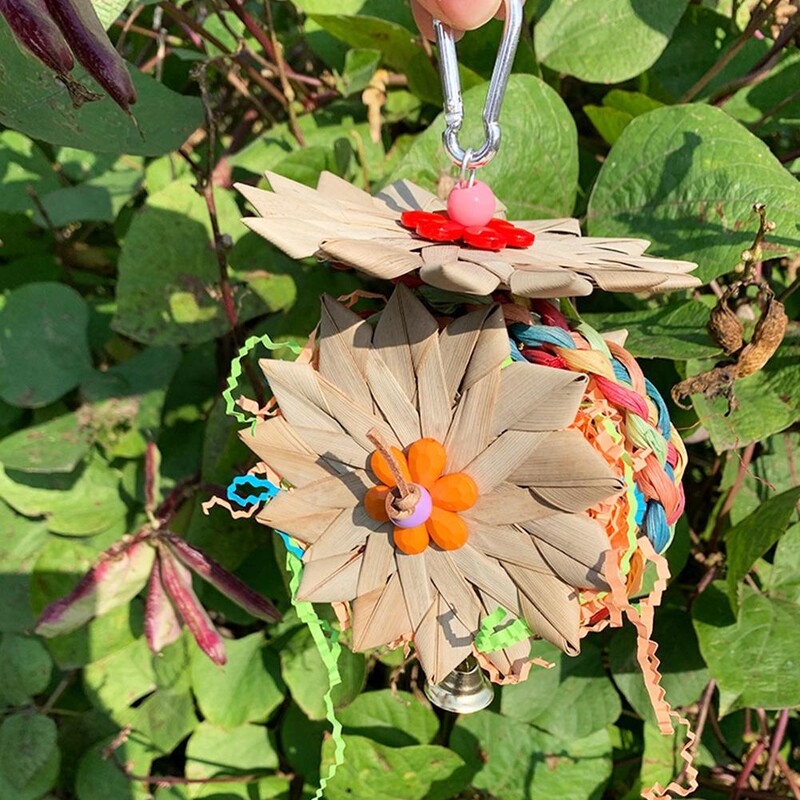 Papūgos kabantys kramtomieji žaislai su natūralių palmių lapų rotango rutuliais, susmulkintais pašarų ieškojimo žaislas mažiems vidutiniams papūgos paukščiams