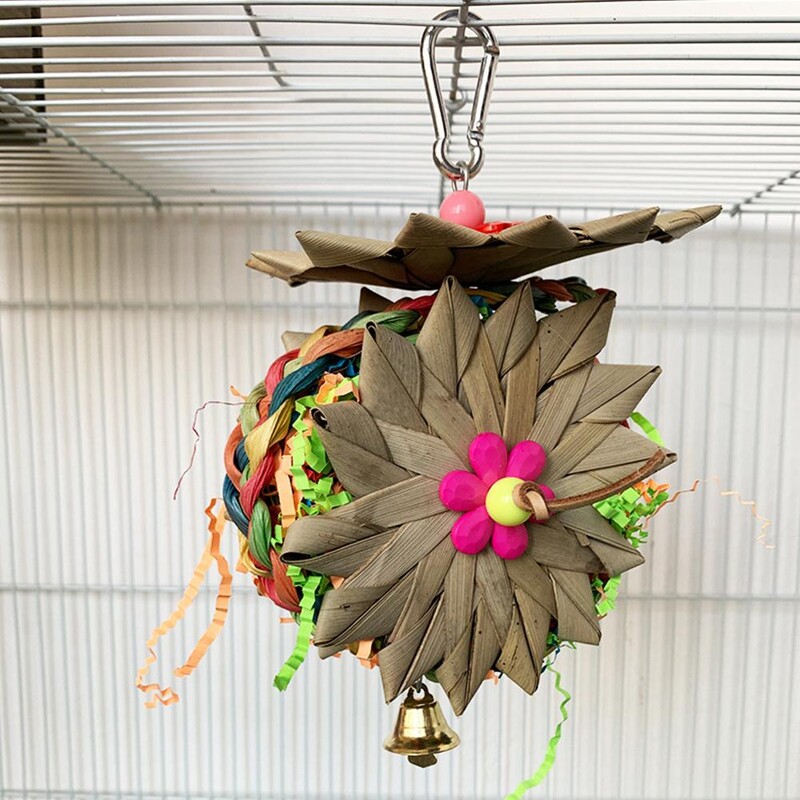 Papūgos kabantys kramtomieji žaislai su natūralių palmių lapų rotango rutuliais, susmulkintais pašarų ieškojimo žaislas mažiems vidutiniams papūgos paukščiams