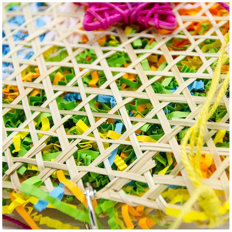 Igračke za ugrize papiga Penjačice koje traže hranu Igračke za žvakanje ptica Kukuruzno lišće Brušena trava Lopta Igračka Rezač papira u boji Bambus tkani za ptice