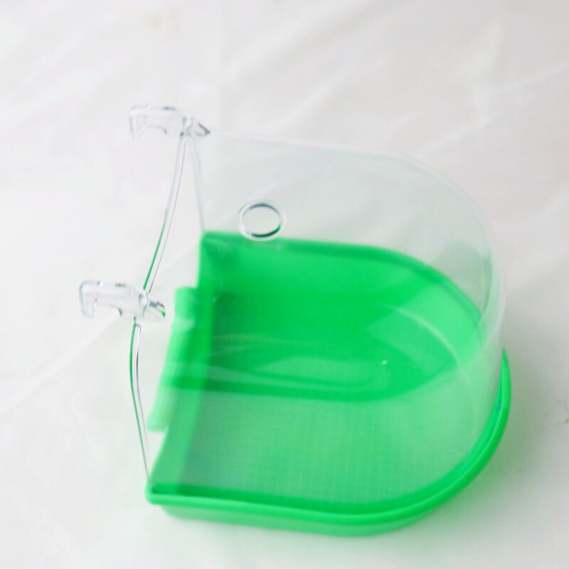 1 vnt paukščių vonią galima pakabinti lauke, kad vandens purslų nepatektų į papūgos vonią. Permatoma vonios dėžutė mažiems paukščiams