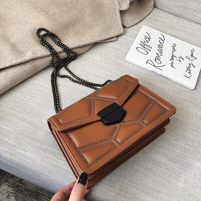 Yogodlns Vintage Rivet Chain Malé kabelky cez rameno pre ženy Klapka z umelej kože Módna malá štvorcová crossbody kabelka Dizajnérska kabelka