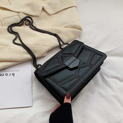 Yogodlns Vintage Rivet Chain Malé kabelky cez rameno pre ženy Klapka z umelej kože Módna malá štvorcová crossbody kabelka Dizajnérska kabelka