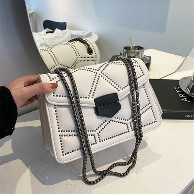 Yogodlns Vintage Rivet Chain Malé kabelky cez rameno pre ženy Klapka z umelej kože Módna malá štvorcová crossbody kabelka Dizajnérska kabelka