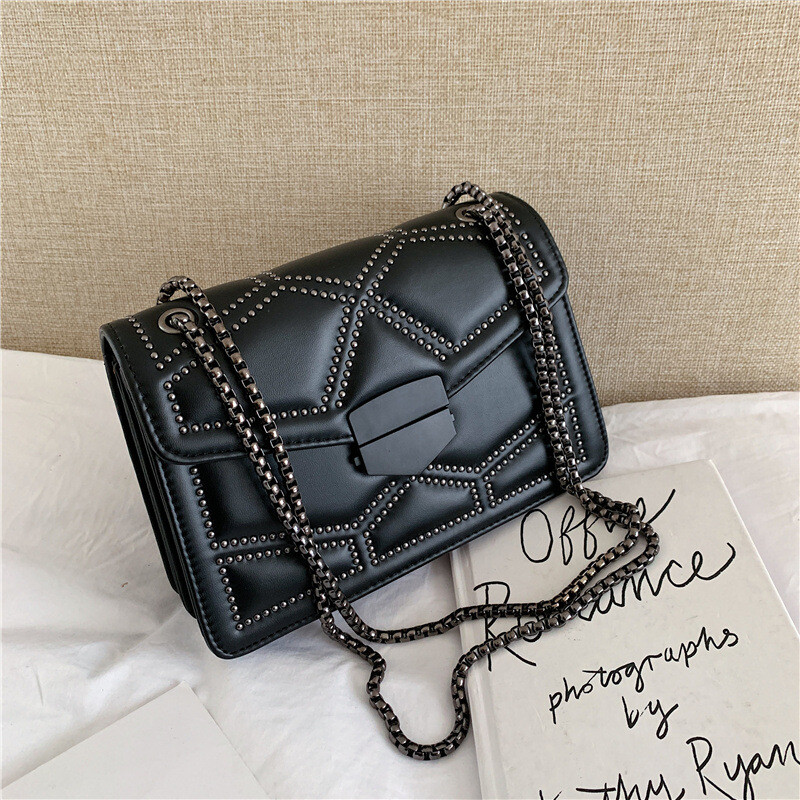 Yogodlns Vintage Rivet Chain Malé kabelky cez rameno pre ženy Klapka z umelej kože Módna malá štvorcová crossbody kabelka Dizajnérska kabelka