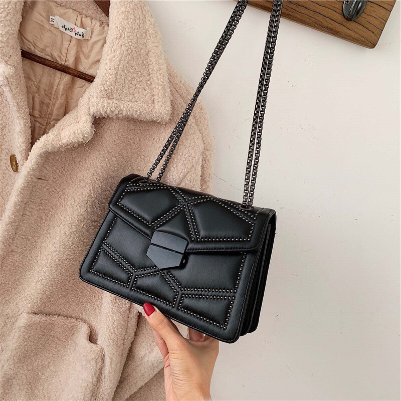 Yogodlns Vintage Rivet Chain Malé kabelky cez rameno pre ženy Klapka z umelej kože Módna malá štvorcová crossbody kabelka Dizajnérska kabelka