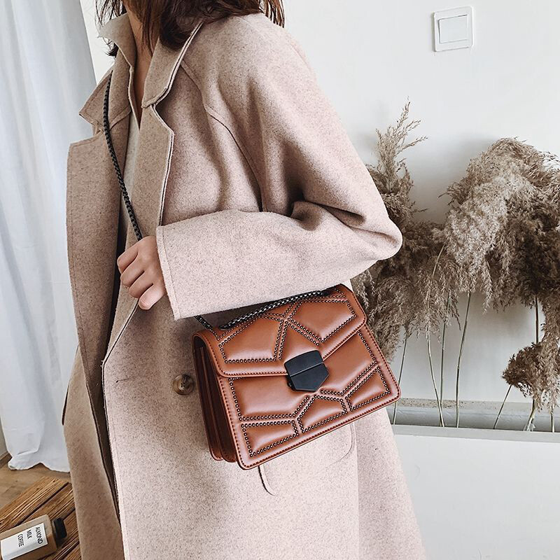 Yogodlns Vintage Rivet Chain Malé kabelky cez rameno pre ženy Klapka z umelej kože Módna malá štvorcová crossbody kabelka Dizajnérska kabelka