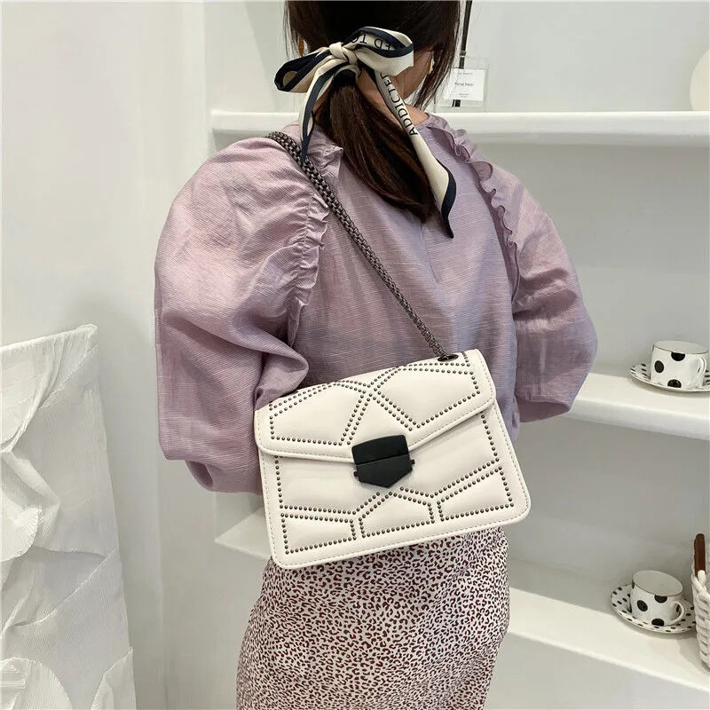 Yogodlns Vintage Rivet Chain Malé kabelky cez rameno pre ženy Klapka z umelej kože Módna malá štvorcová crossbody kabelka Dizajnérska kabelka