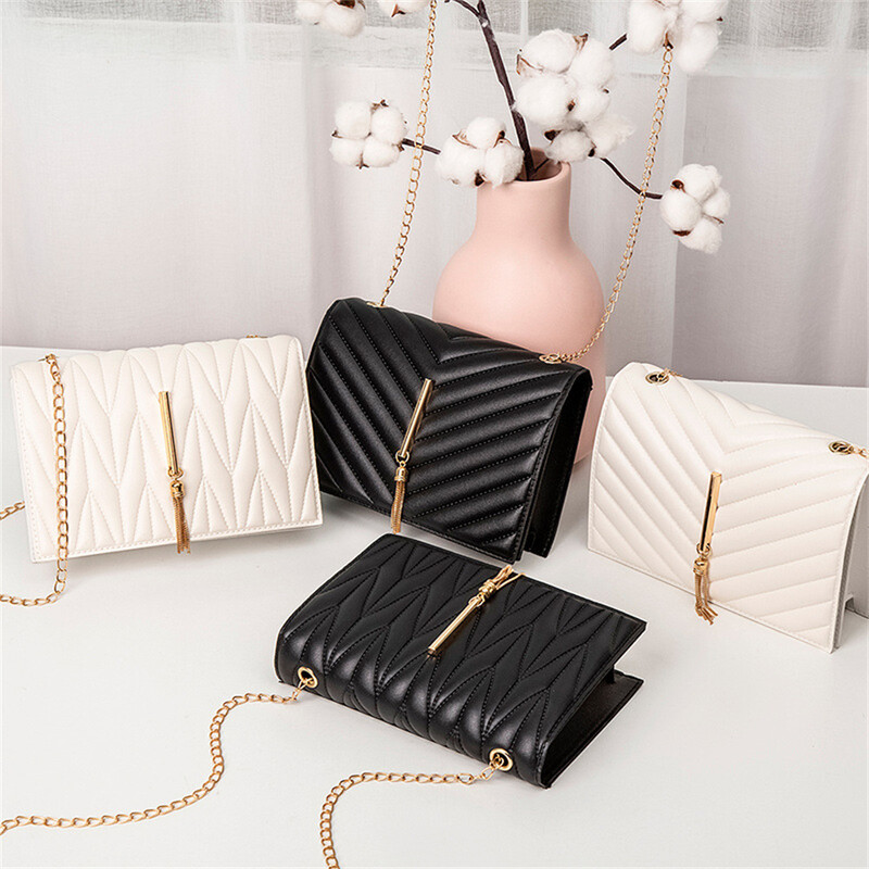Módna strapcová chlopňová crossbody kabelka s V vzorom, mini retiazková kabelka cez rameno pre ženy, pu kožená biela/čierna ležérna štvorcová cestovná taška