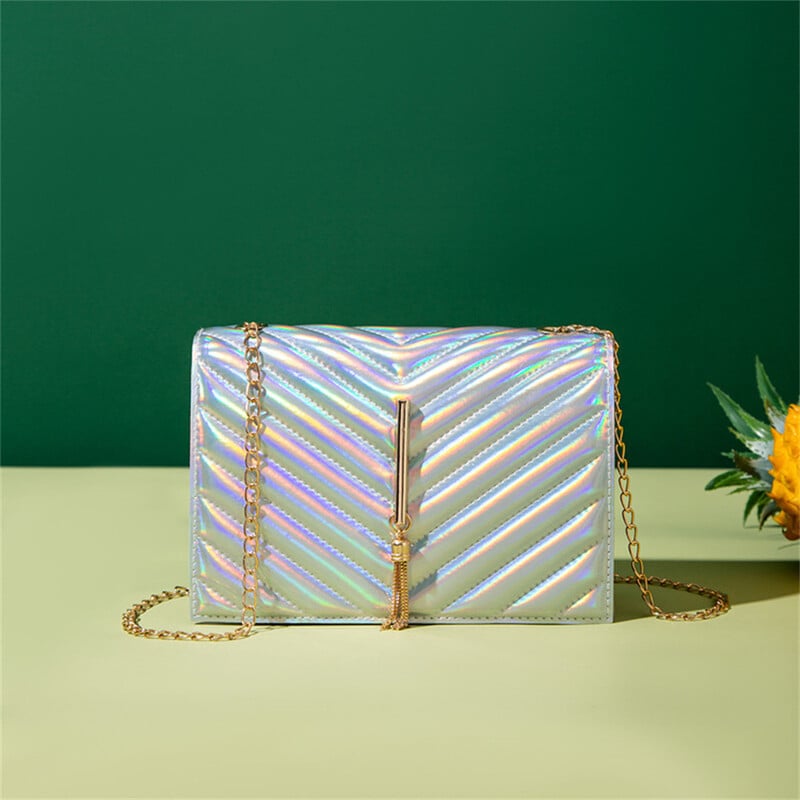 Módna strapcová chlopňová crossbody kabelka s V vzorom, mini retiazková kabelka cez rameno pre ženy, pu kožená biela/čierna ležérna štvorcová cestovná taška