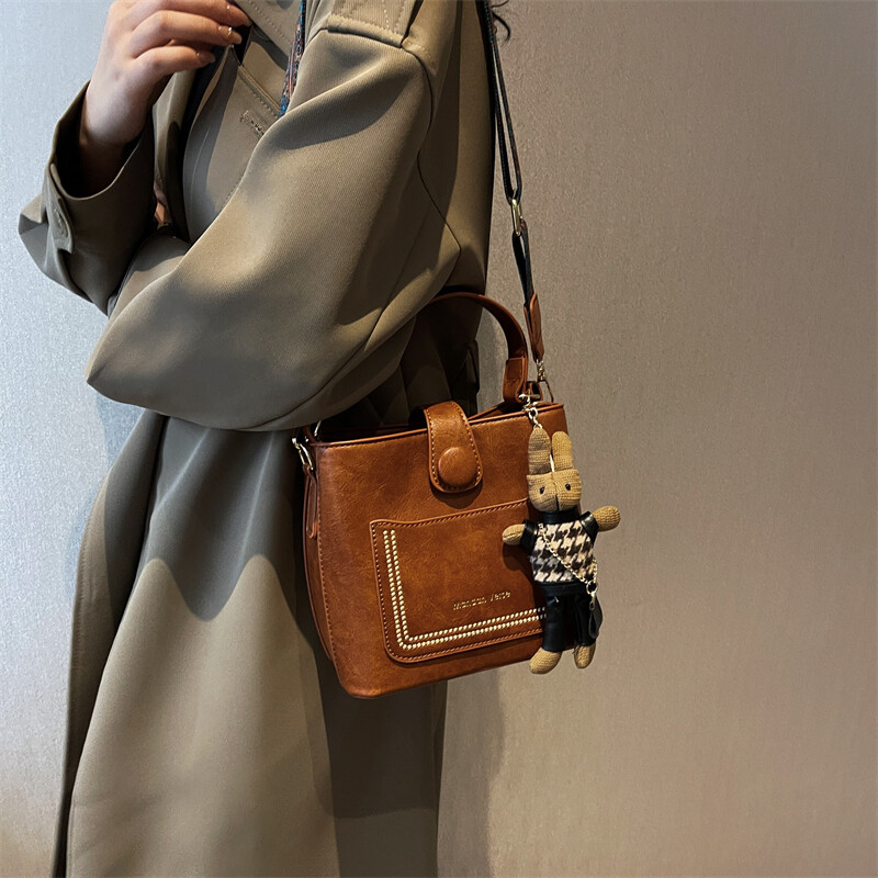 Horúca predajná vintage jednoduchá malá PU kožená crossbody kabelka pre ženy 2023 dizajnérska módna luxusná čierna kabelka cez rameno