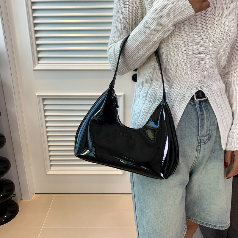 Ovo je lakirana kožna torba za rame, moderan i visokokvalitetan trend, prikladna za kupnju i izlaske