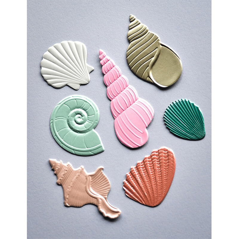 Naujai gauti 3D reljefiniai aplankai su šaukštų raštais, drugeliais, įrankių dėžute, akinančiomis kriauklėmis, išblunkančia kelių lygių tekstūra ir