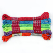 6 ryškių spalvų šilkinio fluorescencinio poliesterio siuvinėjimo siūlu kryžminio dygsnio rankdarbiai 8,7 jardai (8 m) siūlai, 6 vnt.