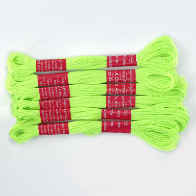 6 ryškių spalvų šilkinio fluorescencinio poliesterio siuvinėjimo siūlu kryžminio dygsnio rankdarbiai 8,7 jardai (8 m) siūlai, 6 vnt.