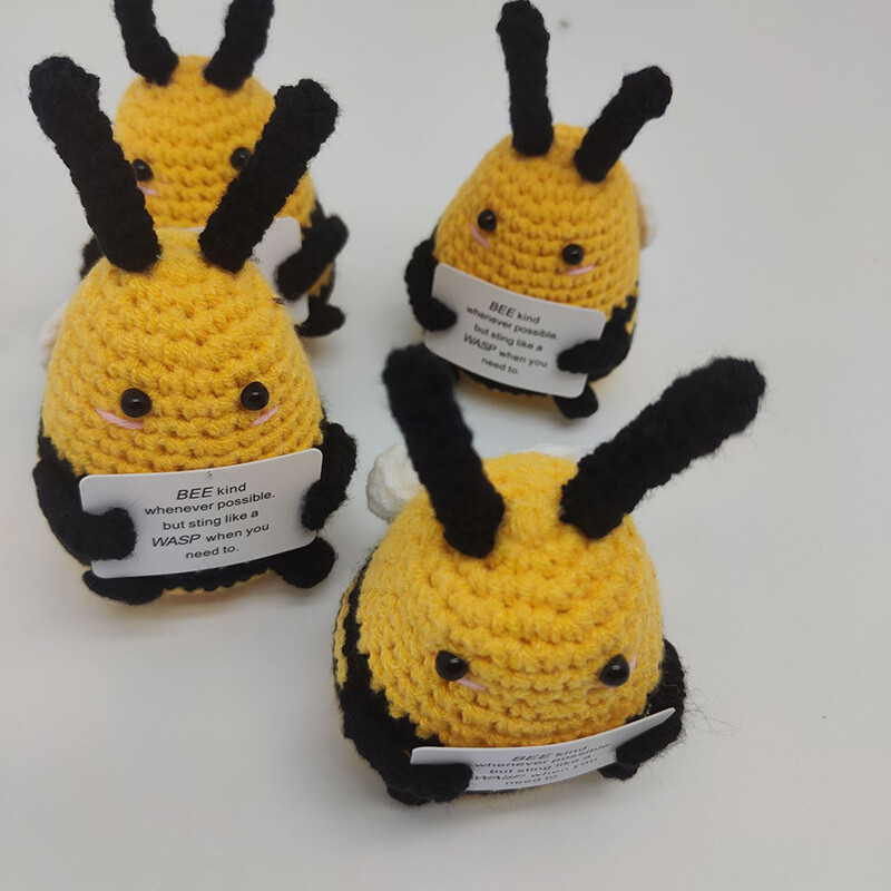 Prekrasan heklani plišani ukras za lutku-pčelu. Ručno izrađen poklon, heklana igračka Pčelice pozitivne energije