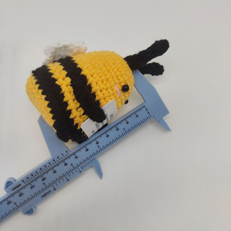 Prekrasan heklani plišani ukras za lutku-pčelu. Ručno izrađen poklon, heklana igračka Pčelice pozitivne energije