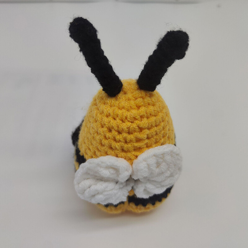 Prekrasan heklani plišani ukras za lutku-pčelu. Ručno izrađen poklon, heklana igračka Pčelice pozitivne energije