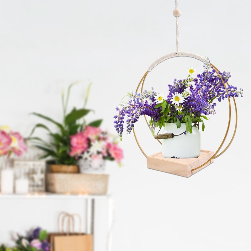 Medinė pakabinama gėlių vazonų lentyna su viduje esančiais kabančiais gėlių vazonais Balkono dekoravimo augalai Svetainės lentyna pakabinamas krepšelio pagrindas