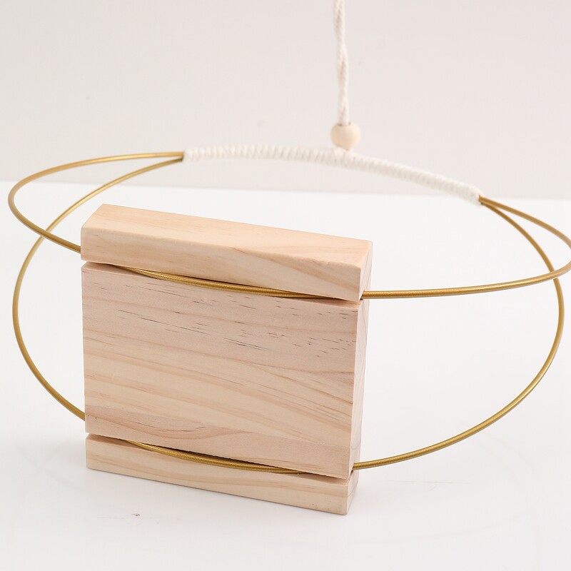 Medinė pakabinama gėlių vazonų lentyna su viduje esančiais kabančiais gėlių vazonais Balkono dekoravimo augalai Svetainės lentyna pakabinamas krepšelio pagrindas