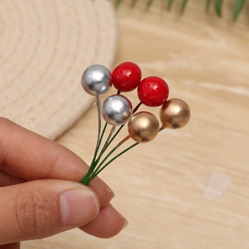 Umelé mini červené bobule, čerešňové tyčinky, umelé kvety cezmíny, perlové korálky, DIY vianočná ozdoba na stromček, veniec