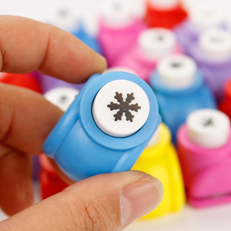 1 vnt., 8 mm atsitiktinių spalvų mini iškarpų knygelės perforatoriai, rankų darbo pjaustytuvai, kortelių amatiniai kaliforniniai spaudiniai, spausdinami „pasidaryk pats“ gėlių popieriuje.