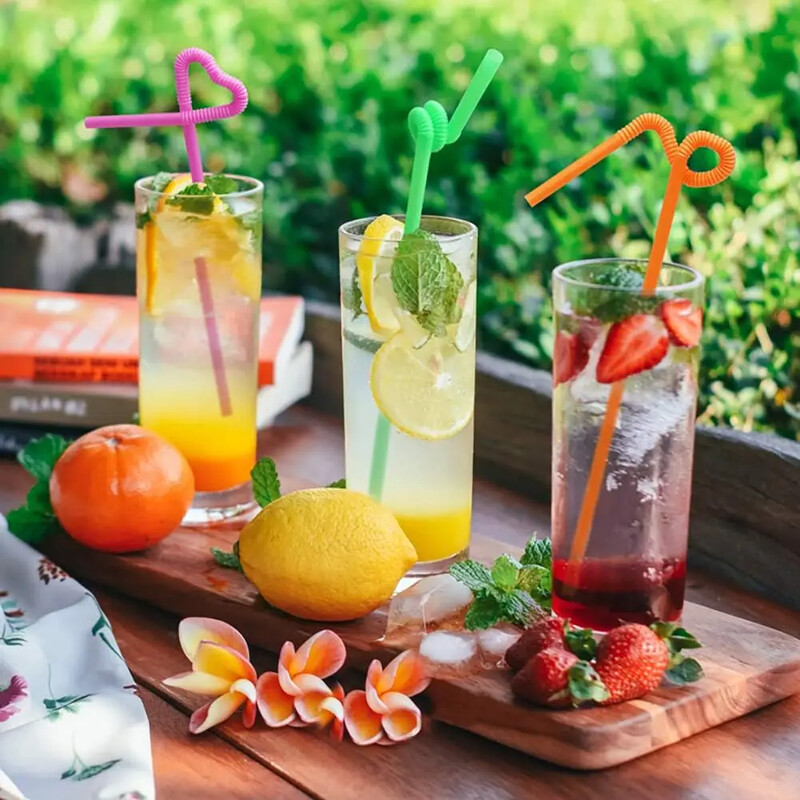 100/500 db Színes ivó műanyag szívószál Rugalmas tejbuborék tea eldobható szalma esküvői parti konyhai bár ital kellékek