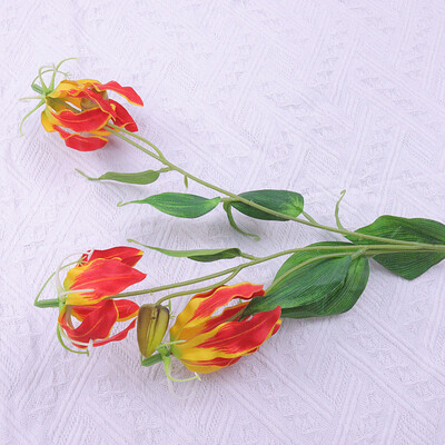 3 hlavy Flame Lily dlhá vetva Umelé kvety bytové dekorácie Párty Svadobné dekorácie Flores artifiales darčeky na Valentína