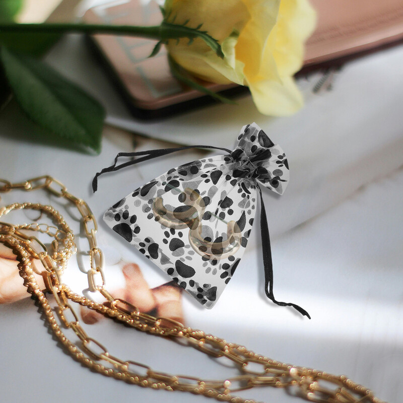 50 gab Savelkamās aukliņas ķepu apdrukas dāvanu maisiņš Mazs rotaslietas Kāzu labvēlības maisiņi Organza ballīte
