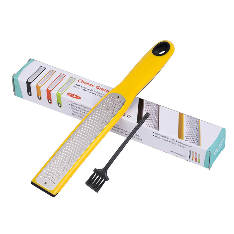 Citrusaugļu citronu miziņas un siera rīve ar tvertni sieram, citronam, ingveram, ķiplokiem, dārzeņiem, augļiem