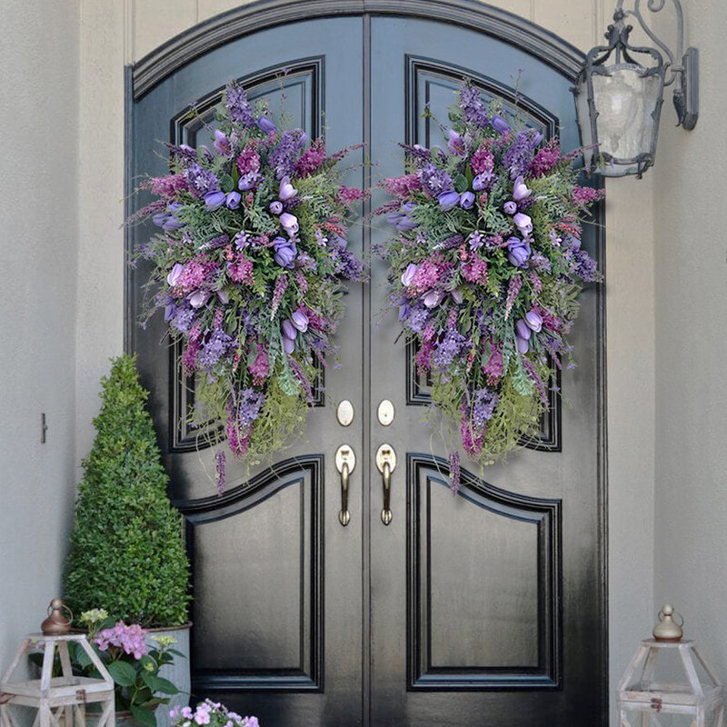 Tavaszi lila tulipánkoszorú nyári művirág levendula füzér lakberendezési esküvői bejárati kert bejárati ajtó