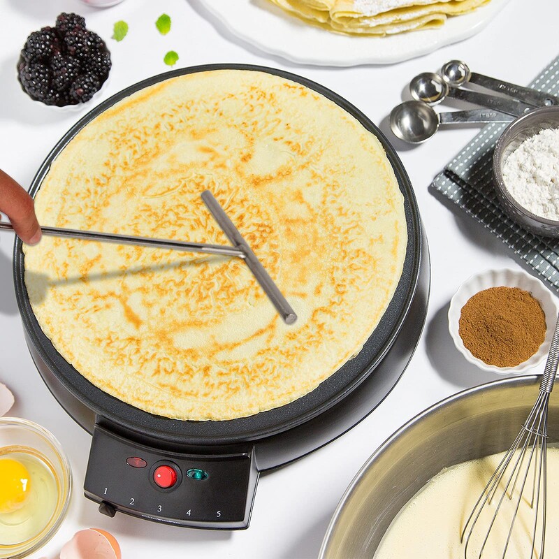 Nerūdijančio plieno prancūziško blyno tepimo blynelių, panašių į tešlą, tepimo įrankiai.