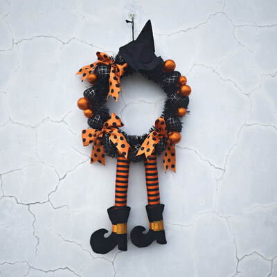 Helovīna vītnes karājās durvis ar divām kājām oranžs ķirbju vainags spoku mājas kulons spoku festivāls šausmu ballīte piekārts ornaments