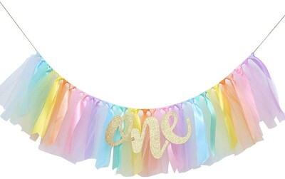 Kislány szalaghirdetés az 1. születésnapra - Etetőszék szalaghirdetés az első babaváró születésnapi dekorációhoz, tüllfüzér zászló