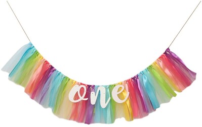 Kislány szalaghirdetés az 1. születésnapra - Etetőszék szalaghirdetés az első babaváró születésnapi dekorációhoz, tüllfüzér zászló