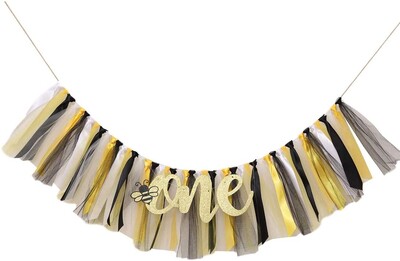 Kislány szalaghirdetés az 1. születésnapra - Etetőszék szalaghirdetés az első babaváró születésnapi dekorációhoz, tüllfüzér zászló