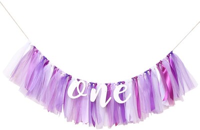 Kislány szalaghirdetés az 1. születésnapra - Etetőszék szalaghirdetés az első babaváró születésnapi dekorációhoz, tüllfüzér zászló