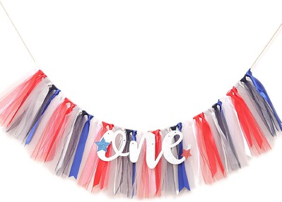 Kislány szalaghirdetés az 1. születésnapra - Etetőszék szalaghirdetés az első babaváró születésnapi dekorációhoz, tüllfüzér zászló