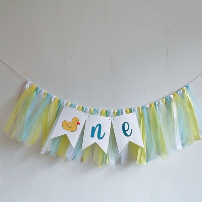 Kislány szalaghirdetés az 1. születésnapra - Etetőszék szalaghirdetés az első babaváró születésnapi dekorációhoz, tüllfüzér zászló