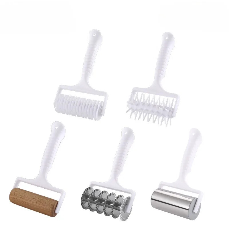 Duonos tinklelis Peilis kočėlas Picos žievelės angos atidarytuvas Sausainių skylutė Makaronų pjaustyklė Nėrinių pjaustymo įrankiai Kepimo įrankiai Kočiojimo įrankis