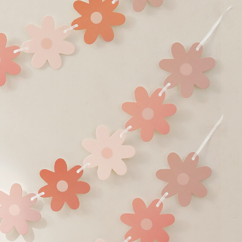 Gradientinės ramunės traukia reklamjuostę, kad papuoštų šventinio vakarėlio dekoracijas