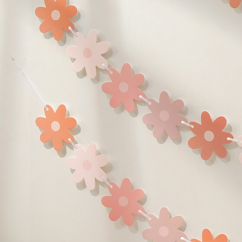 Gradientinės ramunės traukia reklamjuostę, kad papuoštų šventinio vakarėlio dekoracijas