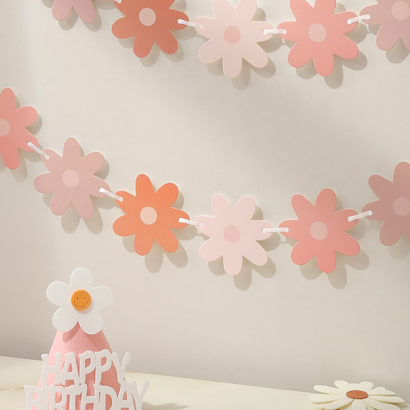 Gradientinės ramunės traukia reklamjuostę, kad papuoštų šventinio vakarėlio dekoracijas