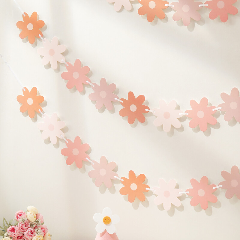 Gradientinės ramunės traukia reklamjuostę, kad papuoštų šventinio vakarėlio dekoracijas