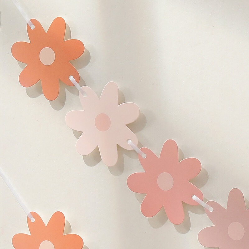 Gradientinės ramunės traukia reklamjuostę, kad papuoštų šventinio vakarėlio dekoracijas