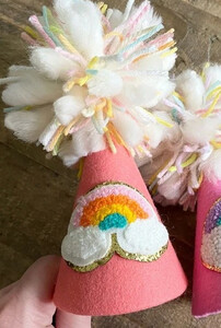 Baba pasztell rózsaszín lila szivárvány születésnapi kalapok Boldog születésnapi parti kúpos sapka pom pomokkal 100 napos babazuhany dekorációval