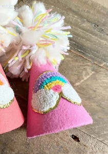 Baba pasztell rózsaszín lila szivárvány születésnapi kalapok Boldog születésnapi parti kúpos sapka pom pomokkal 100 napos babazuhany dekorációval