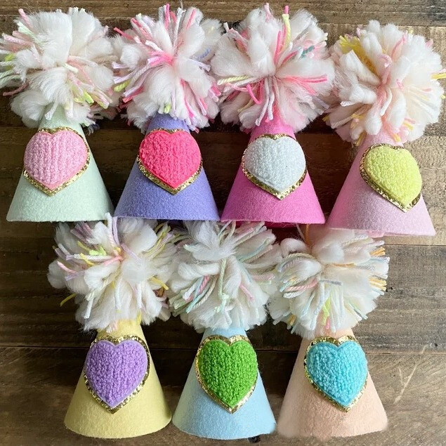 Baba pasztell rózsaszín lila szivárvány születésnapi kalapok Boldog születésnapi parti kúpos sapka pom pomokkal 100 napos babazuhany dekorációval