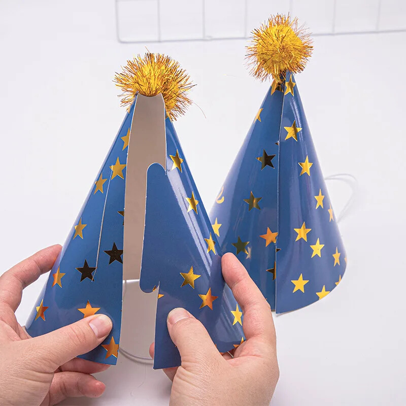 10db Boldog születésnapot kalapok pöttyös filc pomponok papír kúpos sapkák babazuhany felnőtt gyermekek születésnapi parti dekorációs kellékek