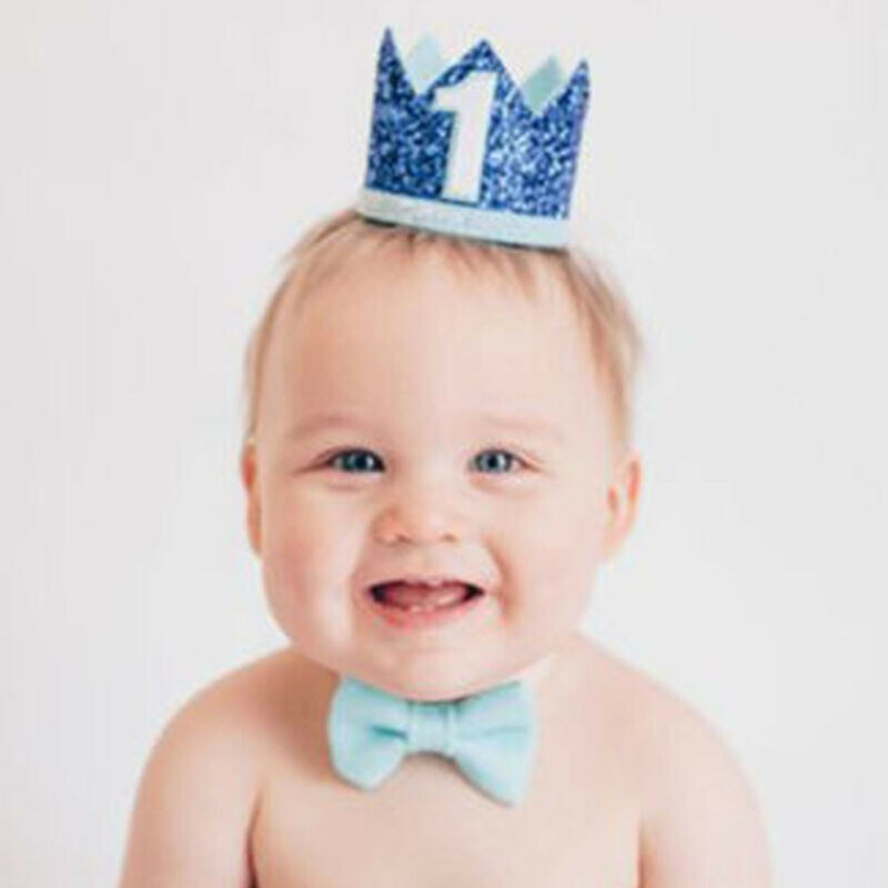 Újszülött kisgyermek kislány fiú fél 1/2 első második születésnapi koronaparti torta parti sapkák fejpánt kellékek